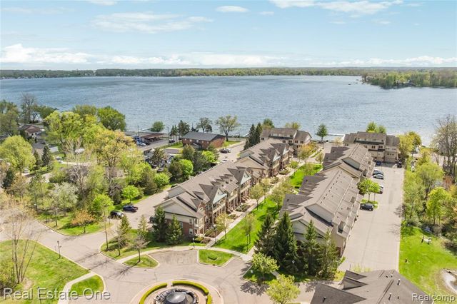 160 Sandy Lane, Walled Lake, MI 48390