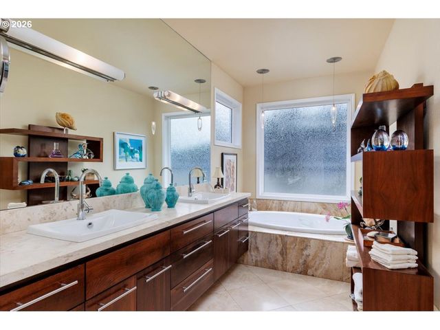 2337 TAYLOR Dr, West Linn, OR 97068