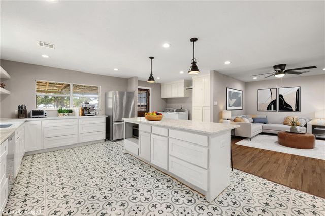 415 N Baron Street, Bellville, TX 77418