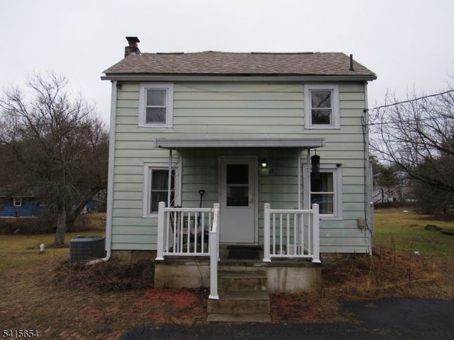 17 Lackawanna St, Hampton Boro, NJ 08827