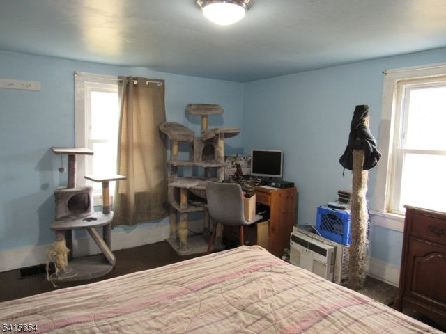 17 Lackawanna St, Hampton Boro, NJ 08827