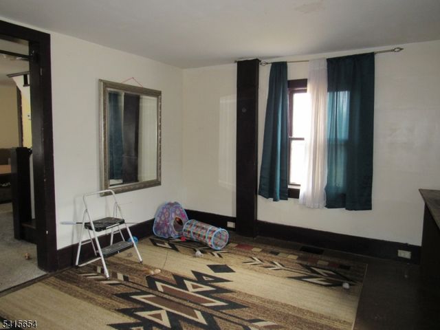 17 Lackawanna St, Hampton Boro, NJ 08827