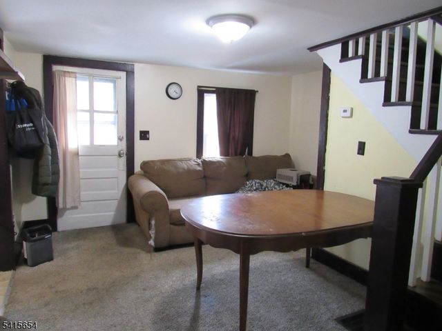 17 Lackawanna St, Hampton Boro, NJ 08827