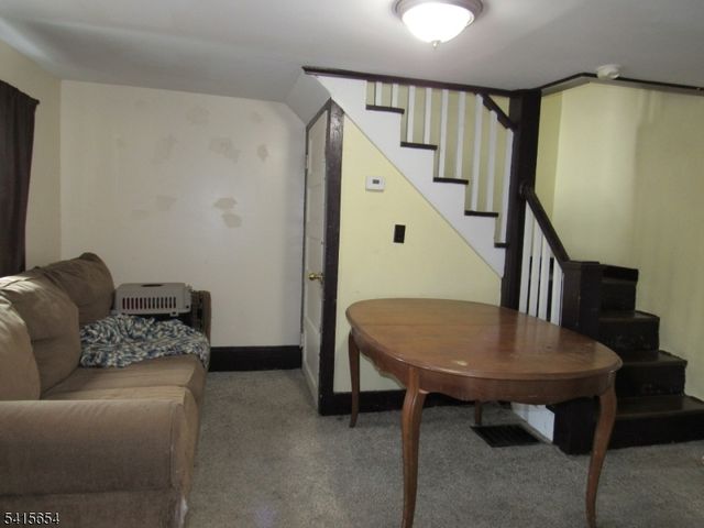 17 Lackawanna St, Hampton Boro, NJ 08827