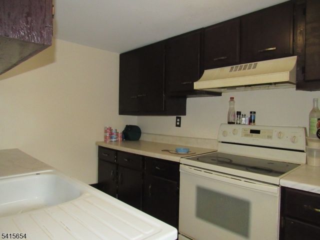 17 Lackawanna St, Hampton Boro, NJ 08827