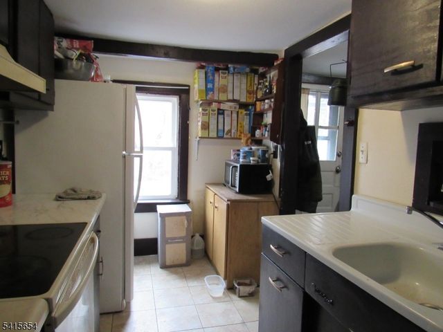 17 Lackawanna St, Hampton Boro, NJ 08827