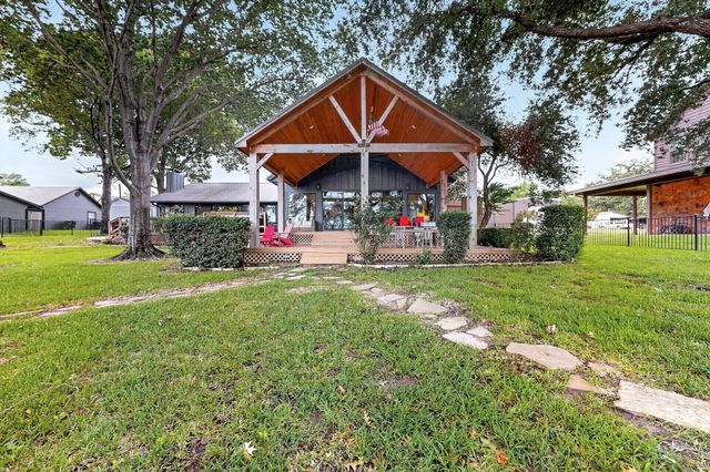 305 Rock And Roll Lane, Mabank, TX 75156