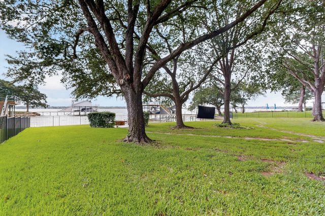 305 Rock And Roll Lane, Mabank, TX 75156