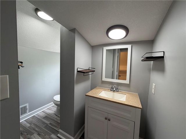 9612 Holmes Road, Kansas City, MO 64131