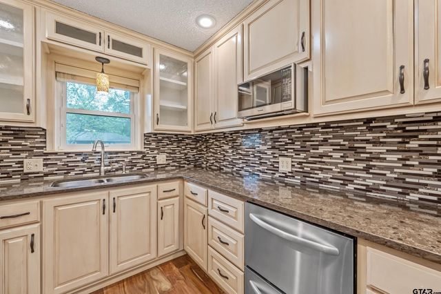 427 Dogwood Lane, Chandler, TX 75758