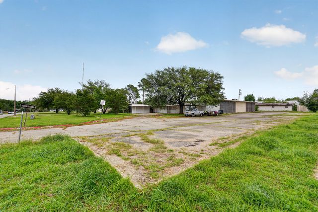 3005 Division Street, Greenville, TX 75401