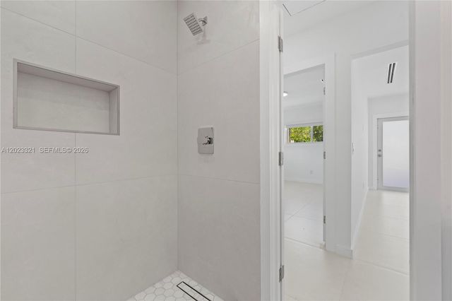 13185 Emerald Dr 2, North Miami, FL 33181