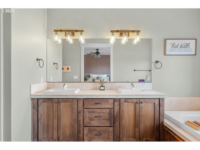 17908 S LAVINE Ln, Oregon City, OR 97045