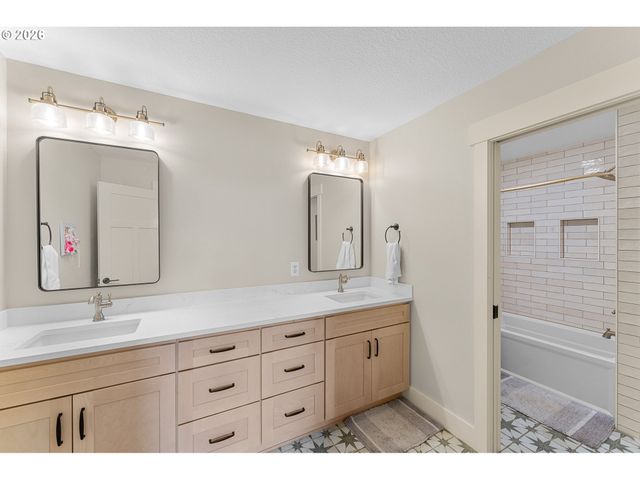 17908 S LAVINE Ln, Oregon City, OR 97045