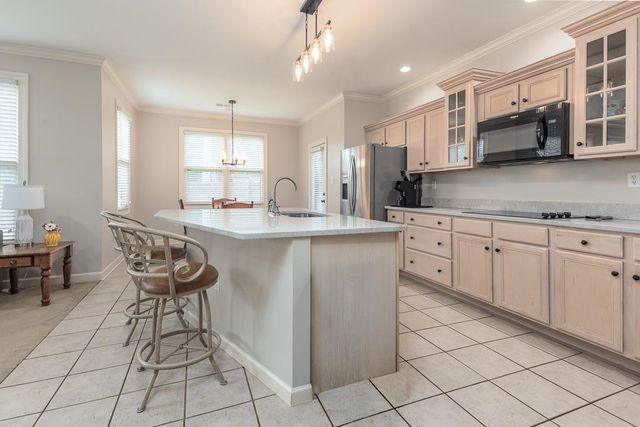 8960 W GROVELAWN CV, Germantown, TN 38139