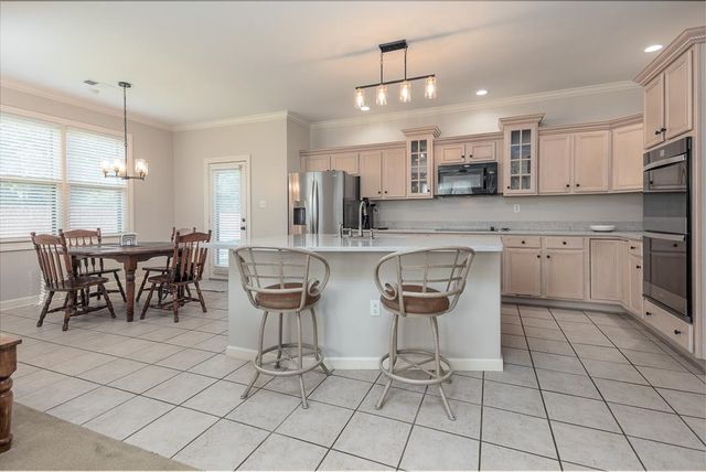 8960 W GROVELAWN CV, Germantown, TN 38139