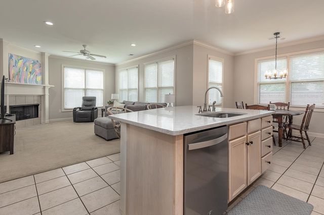8960 W GROVELAWN CV, Germantown, TN 38139