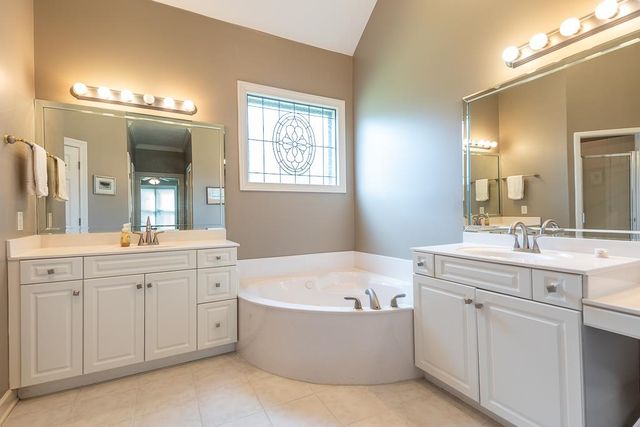 8960 W GROVELAWN CV, Germantown, TN 38139