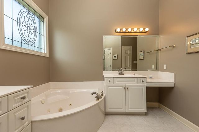 8960 W GROVELAWN CV, Germantown, TN 38139