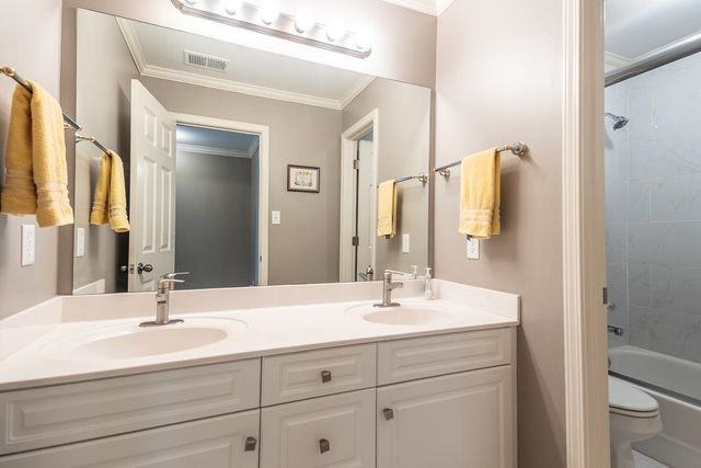 8960 W GROVELAWN CV, Germantown, TN 38139