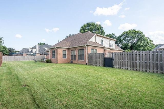 8960 W GROVELAWN CV, Germantown, TN 38139