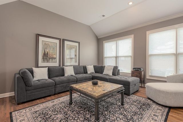 8960 W GROVELAWN CV, Germantown, TN 38139