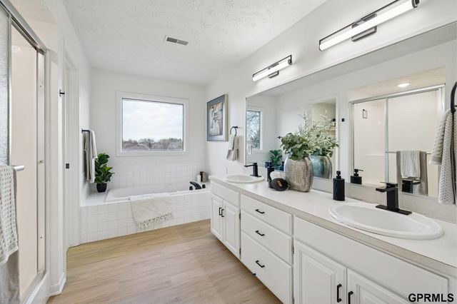 6514 N 104 Street, Omaha, NE 68122