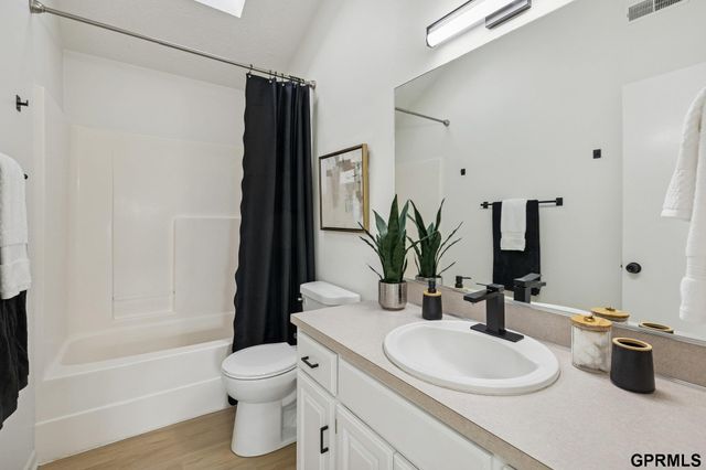 6514 N 104 Street, Omaha, NE 68122