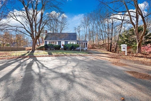 8 Autumn Ln, Walpole, MA 02081