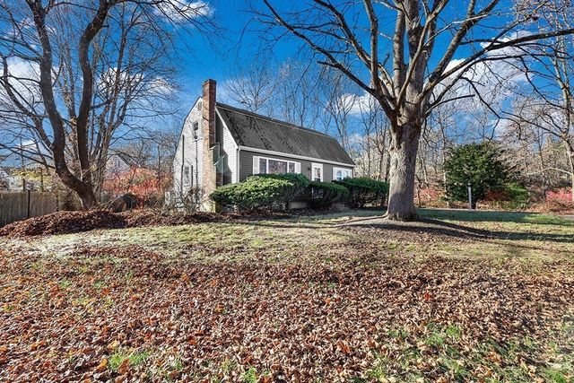 8 Autumn Ln, Walpole, MA 02081