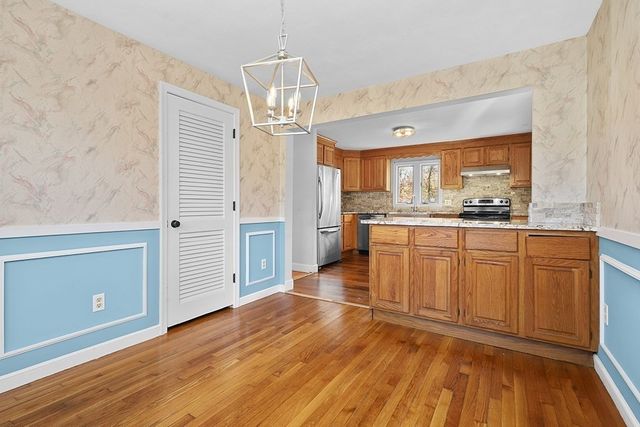 8 Autumn Ln, Walpole, MA 02081