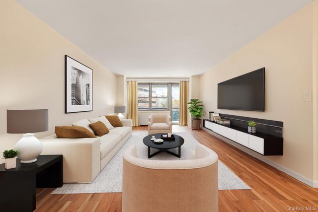 70-25 Yellowstone Boulevard 3U, Forest Hills, NY 11375