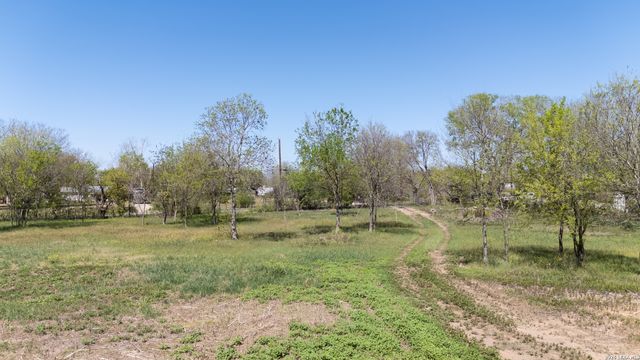 7476 real, China Grove, TX 78263
