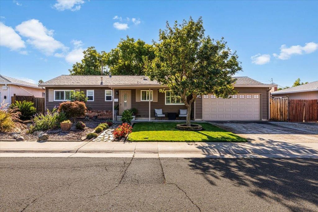 151 Glenn Dr, Folsom, CA 95630