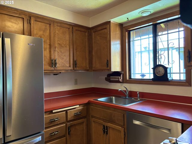 1323 CITY VIEW St, Eugene, OR 97402