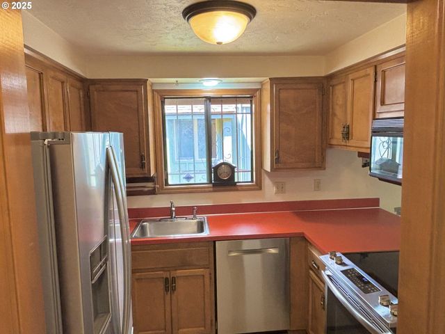 1323 CITY VIEW St, Eugene, OR 97402