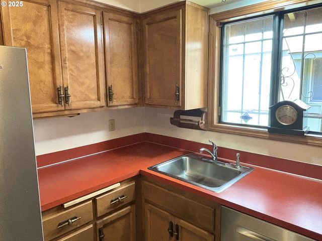 1323 CITY VIEW St, Eugene, OR 97402