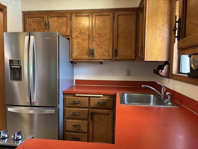 1323 CITY VIEW St, Eugene, OR 97402
