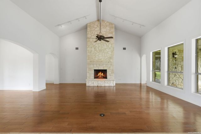 639 SISTERDALE RD, Boerne, TX 78006