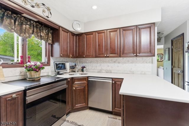 32 W Lakeview Trl, Jefferson Twp., NJ 07885