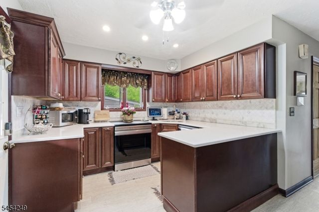 32 W Lakeview Trl, Jefferson Twp., NJ 07885