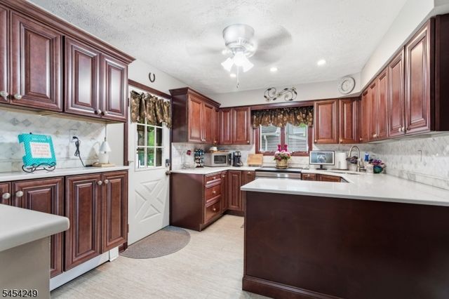 32 W Lakeview Trl, Jefferson Twp., NJ 07885