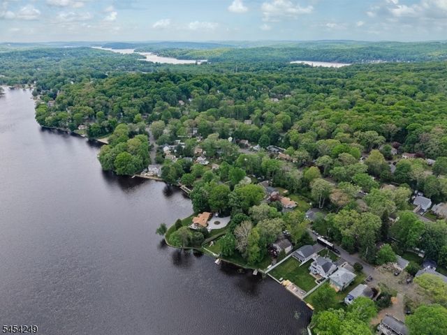 32 W Lakeview Trl, Jefferson Twp., NJ 07885