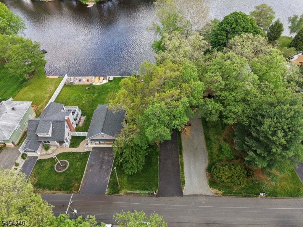 32 W Lakeview Trl, Jefferson Twp., NJ 07885