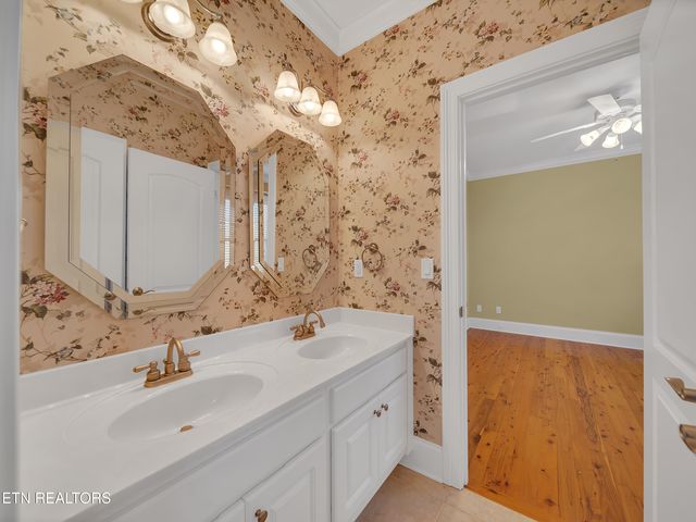 430 Oak Chase Blvd, Lenoir City, TN 37772