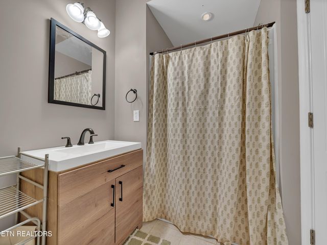 430 Oak Chase Blvd, Lenoir City, TN 37772