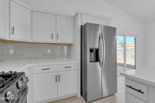 5652 DESERT CALICO Avenue, El Paso, TX 79934