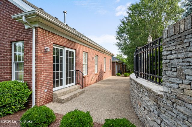 6533 Villa Spring Dr, Louisville, KY 40291