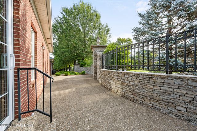 6533 Villa Spring Dr, Louisville, KY 40291
