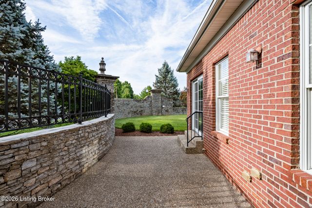 6533 Villa Spring Dr, Louisville, KY 40291